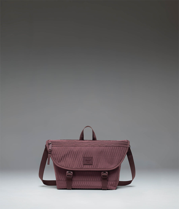 Cove Small Messenger in Huckleberry Diamond
