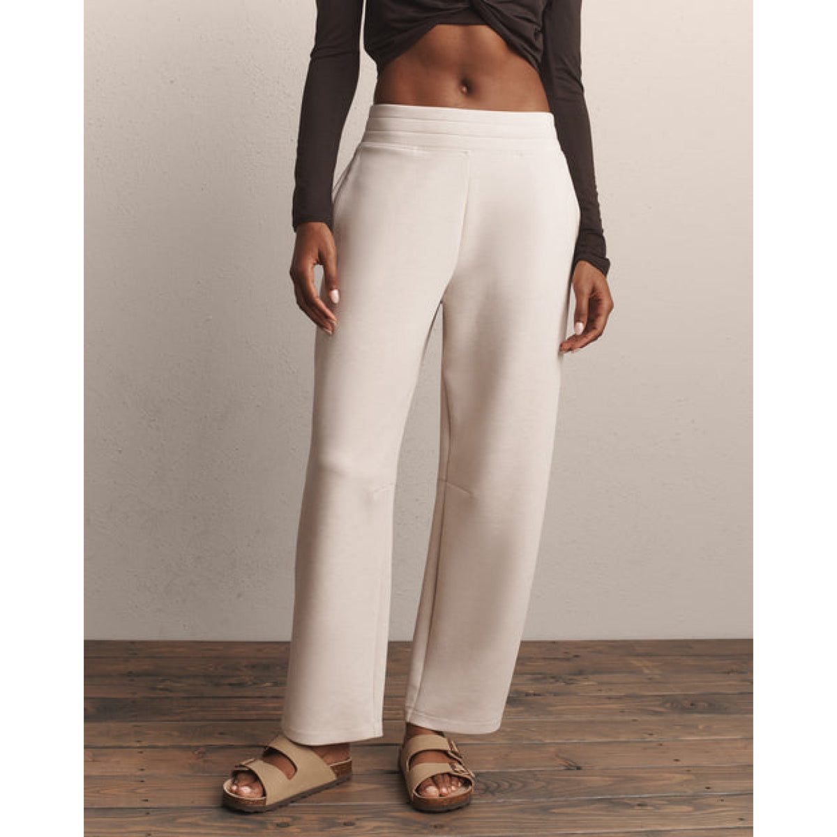 Rhone Womens DreamGlow Barrel Leg Pant in Sand - Sand