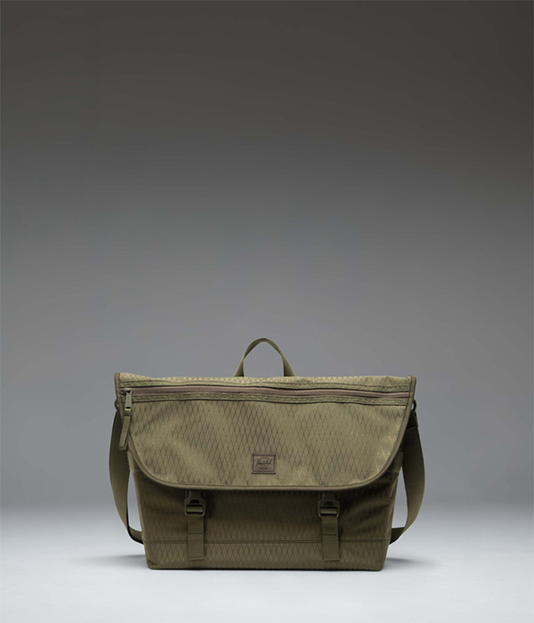Cove Messenger in Ivy Green Diamond