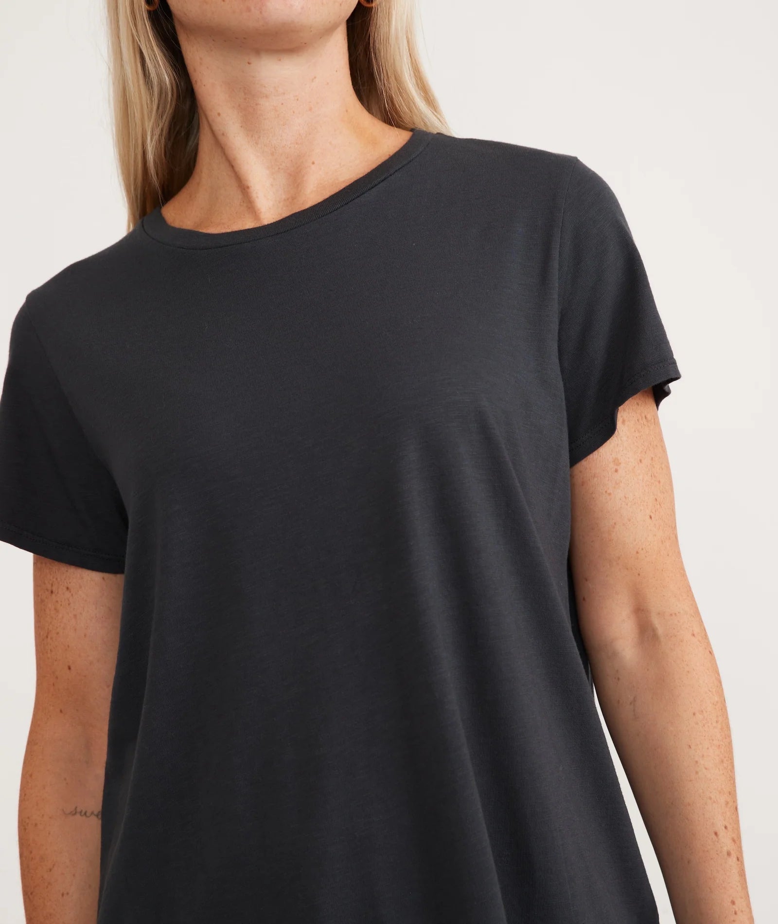 Womens Swing Crew Tee in Faded Black