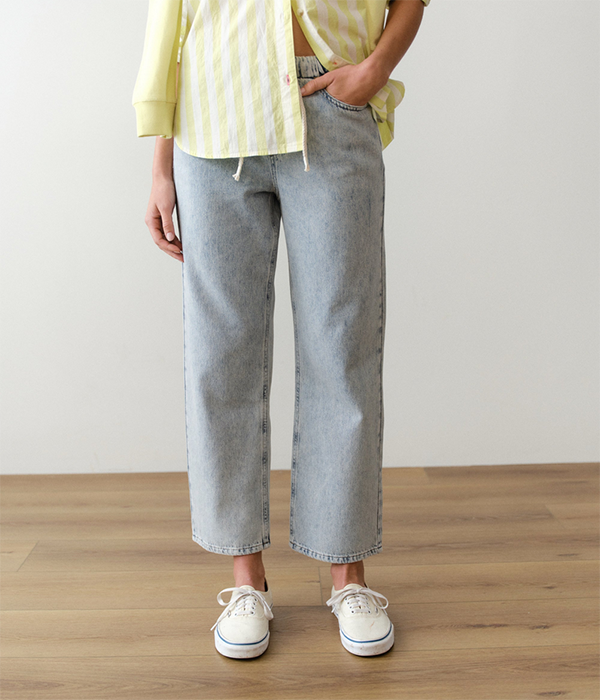 Womens Ella Straight Leg Pant in Light Wash