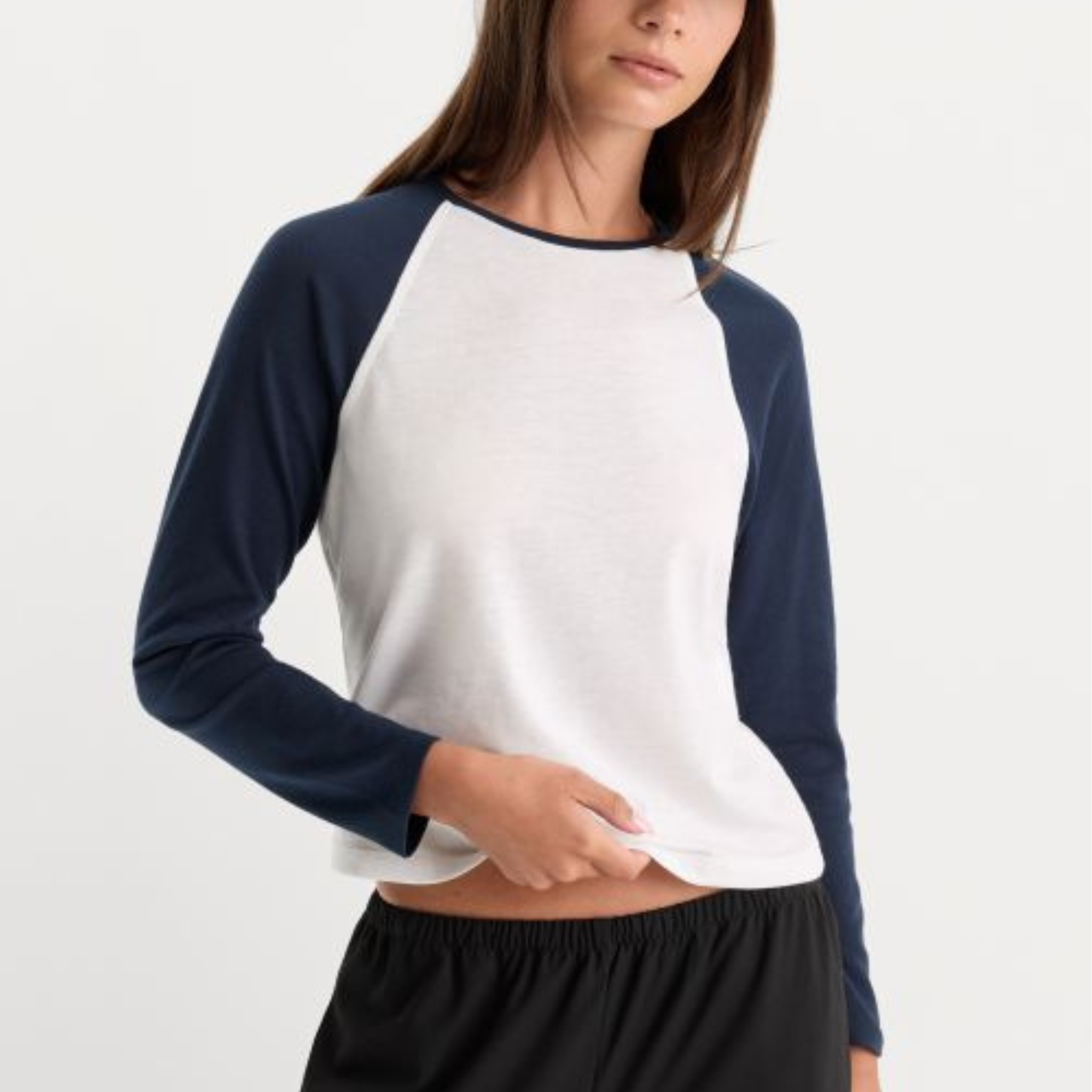 Good American Womens The Long Sleeve Raglan Tee-Chalk